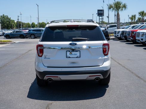 Used 2017 Ford Explorer XLT w/ Equipment Group 202A FWD image 4