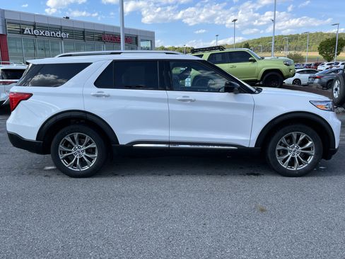 Used 2022 Ford Explorer Limited AWD/4WD image 2