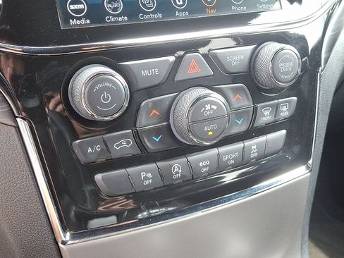 Used 2021 Jeep Grand Cherokee Laredo X image 17