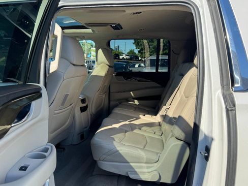 Used 2019 Cadillac Escalade ESV Luxury AWD/4WD image 10