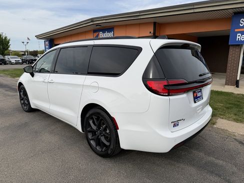 Used 2025 Chrysler Pacifica Limited FWD image 3