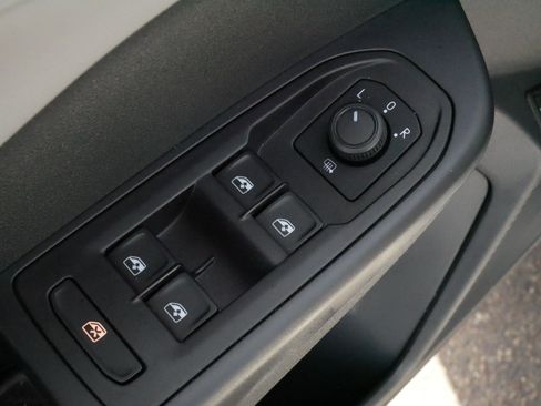Certified 2023 Volkswagen Taos SE w/ Panoramic Sunroof Package AWD/4WD image 19