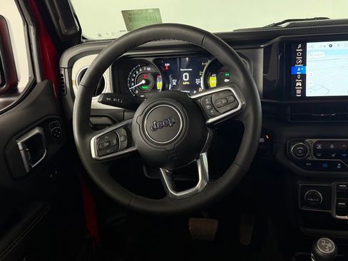 Used 2025 Jeep Wrangler Unlimited Sahara AWD/4WD image 41