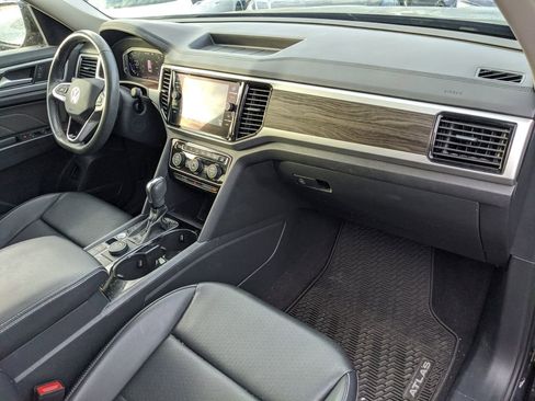 Certified 2022 Volkswagen Atlas SE image 6