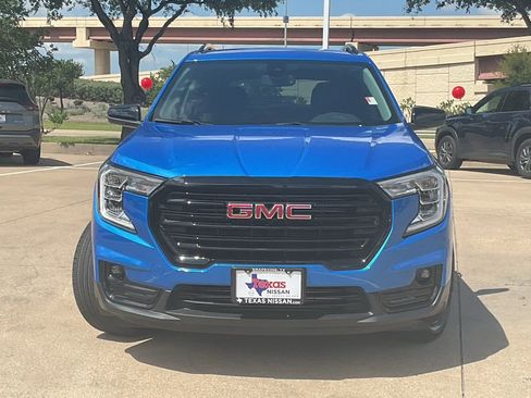 Used 2024 GMC Terrain SLT w/ Infotainment Package II AWD/4WD image 2