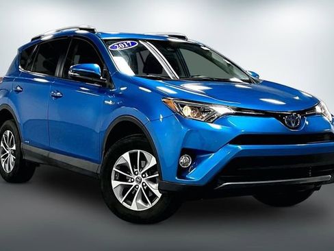 Used 2017 Toyota RAV4 XLE AWD/4WD image 1