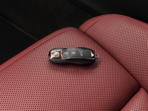 Used 2023 Porsche Macan AWD/4WD image 38