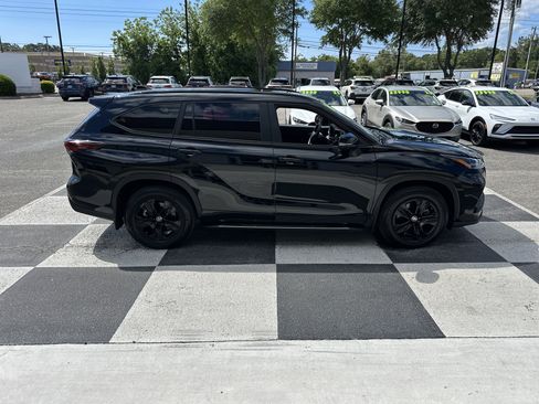 Used 2025 Toyota Highlander XLE AWD/4WD image 3