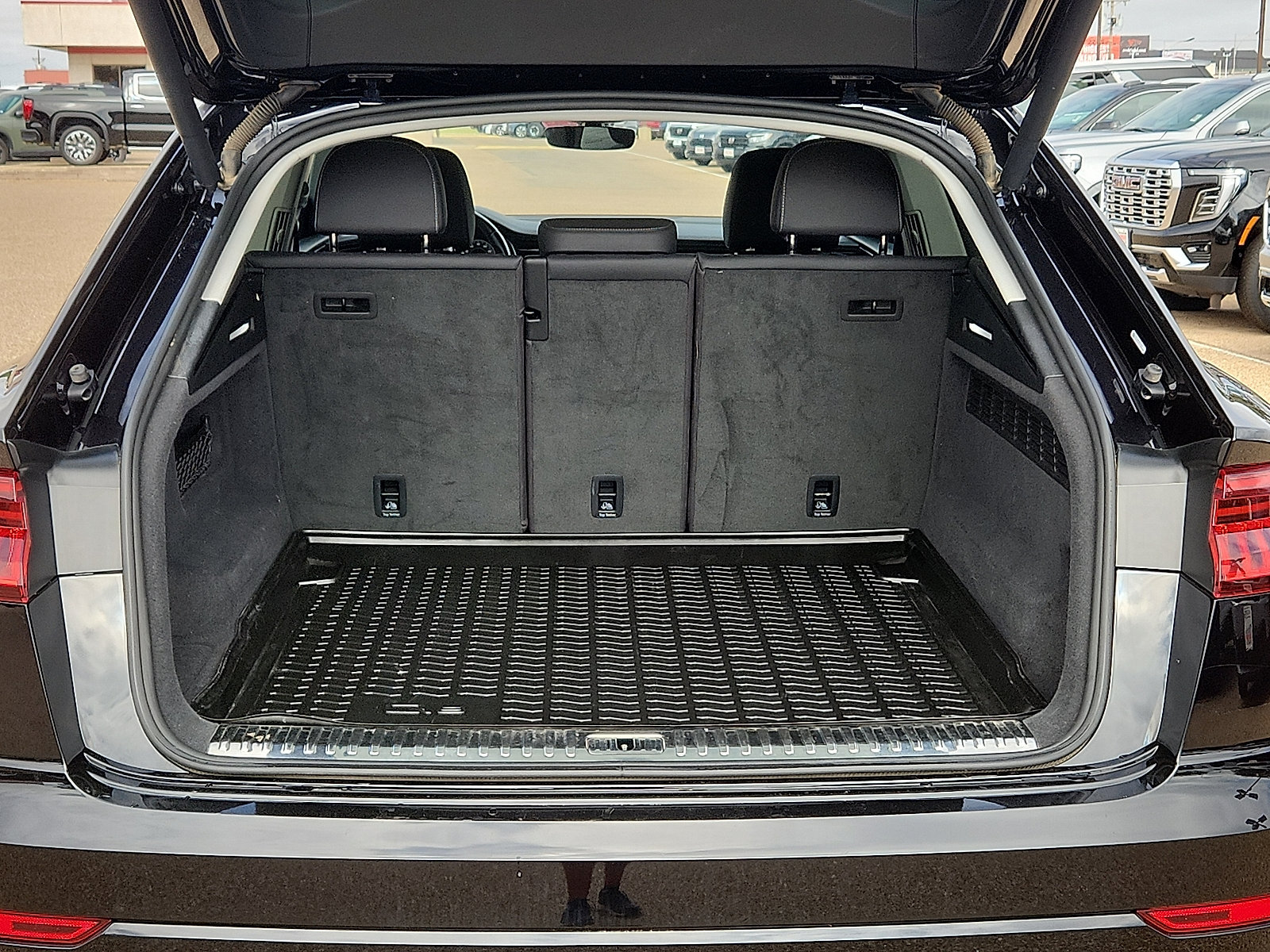 Used 2019 Audi Q8 Premium Plus w/ Premium Plus AWD/4WD image 11