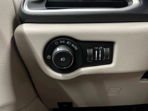 Used 2021 Chrysler Pacifica Touring-L FWD image 25