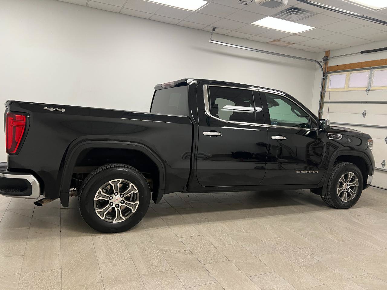 Used 2025 GMC Sierra 1500 SLT AWD/4WD image 19