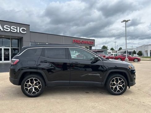 Used 2025 Jeep Compass Limited AWD/4WD image 16