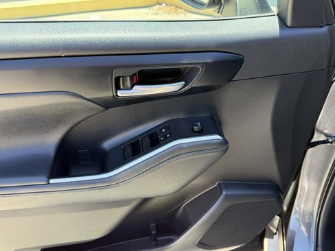 Used 2022 Toyota Highlander XLE FWD image 19