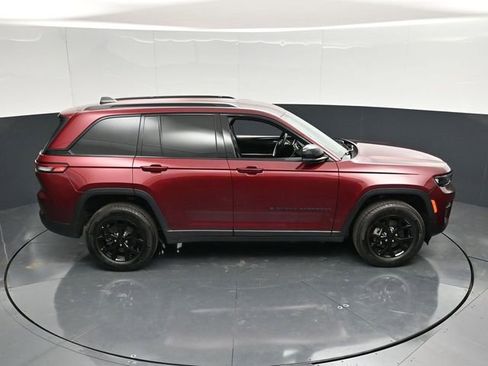 Used 2025 Jeep Grand Cherokee Altitude AWD/4WD image 53