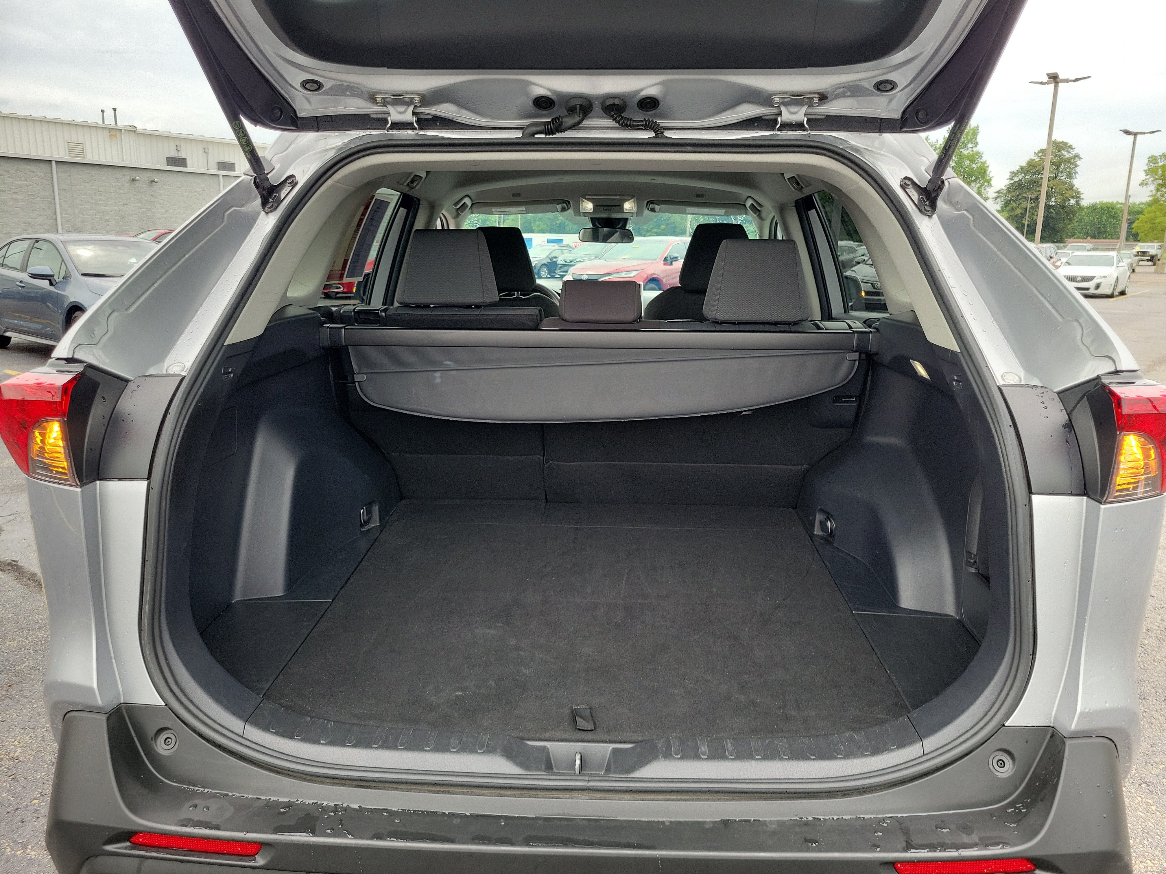 Used 2025 Toyota RAV4 XLE AWD/4WD image 8