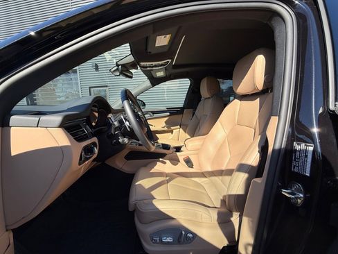 Certified 2025 Porsche Macan image 5