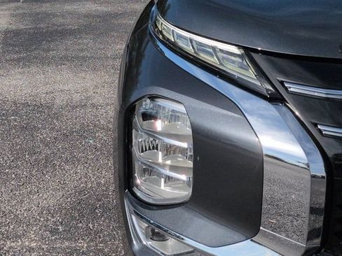 Used 2025 Mitsubishi Outlander SE FWD image 9