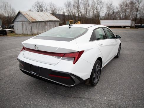 Used 2025 Hyundai Elantra SEL image 3