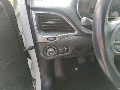 Used 2019 Jeep Cherokee Latitude Plus AWD/4WD image 27