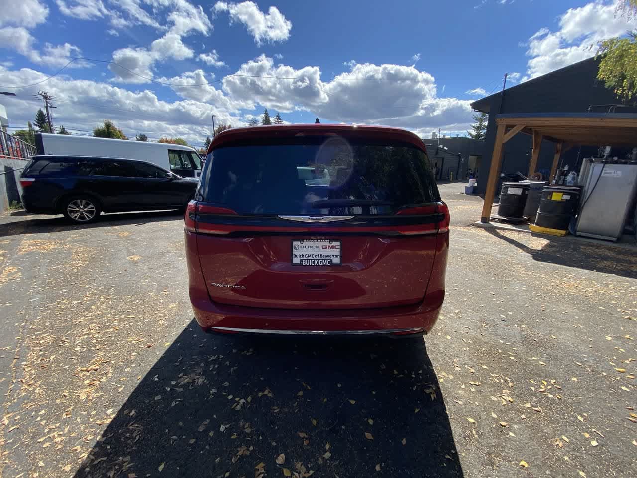 Used 2025 Chrysler Pacifica Select FWD image 5