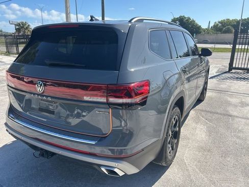 Used 2024 Volkswagen Atlas Peak Edition SE image 4