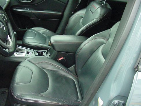 Used 2014 Jeep Cherokee Trailhawk w/ Comfort/Convenience Group image 8