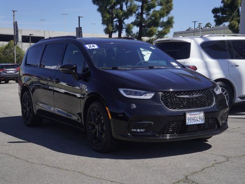 Used 2024 Chrysler Pacifica Limited w/ Uconnect Theater Family Group AWD/4WD image 2