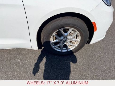 Certified 2024 Chrysler Pacifica Touring-L FWD image 8