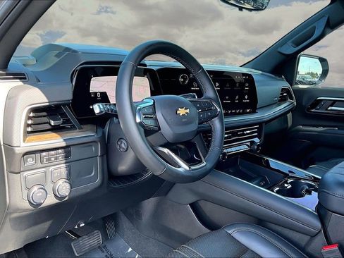 Used 2025 Chevrolet Suburban High Country RWD image 17
