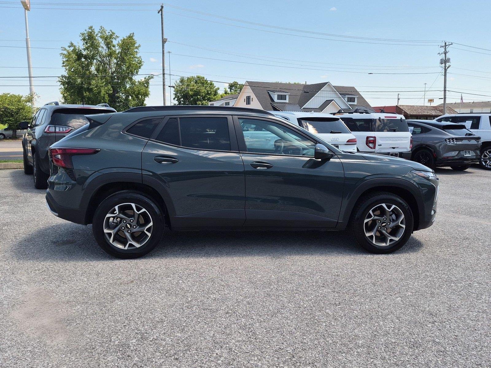 Used 2025 Chevrolet Trax LT FWD image 6