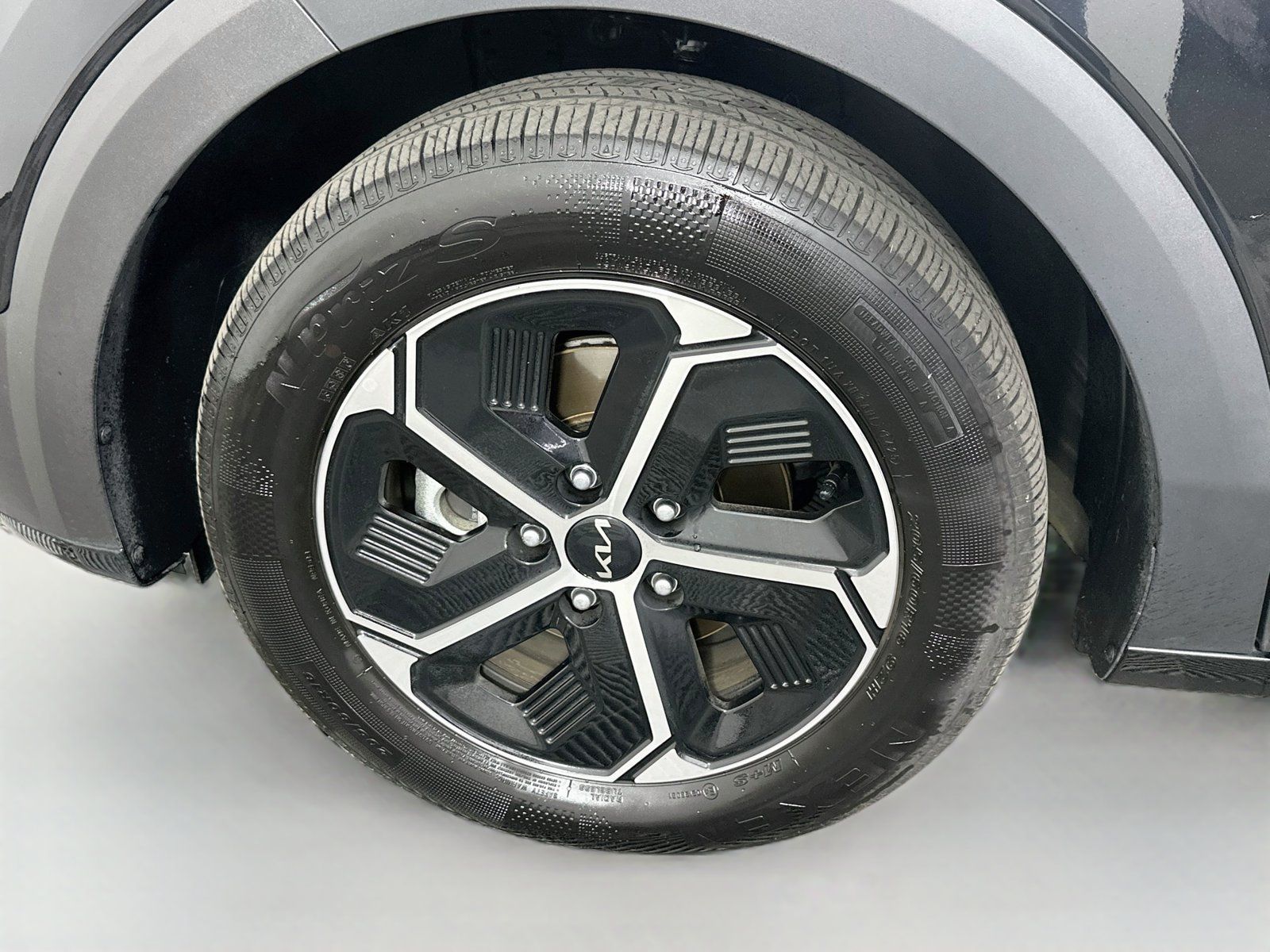 Used 2025 Kia Niro EX FWD image 32