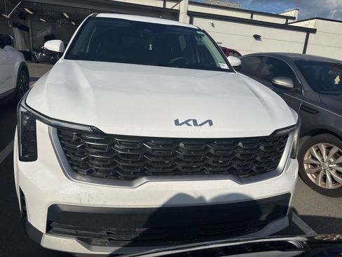Used 2024 Kia Sorento LX image 2