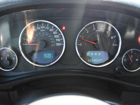 Used 2018 Jeep Wrangler Unlimited Sahara w/ Dual Top Group AWD/4WD image 13