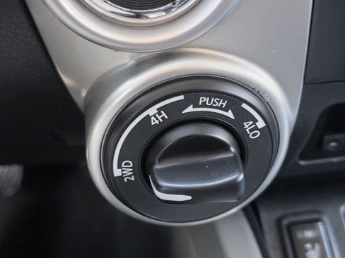 Used 2019 Nissan Titan PRO-4X w/ Pro-4x Convenience Package AWD/4WD image 17