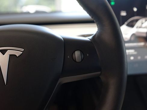 Used 2021 Tesla Model Y Long Range AWD/4WD image 31