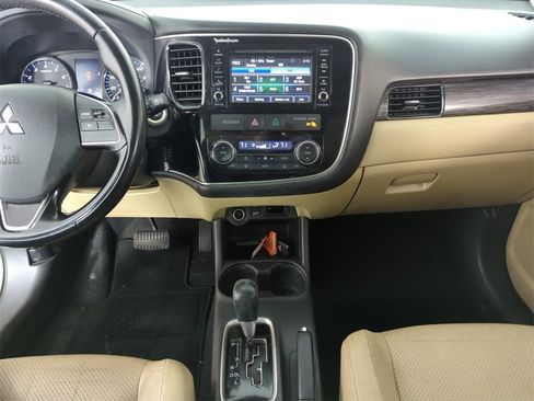 Used 2016 Mitsubishi Outlander SEL image 25