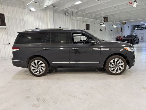 Used 2022 Lincoln Navigator 4WD image 6