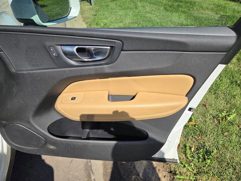 Used 2020 Volvo XC60 T5 Momentum AWD/4WD image 17