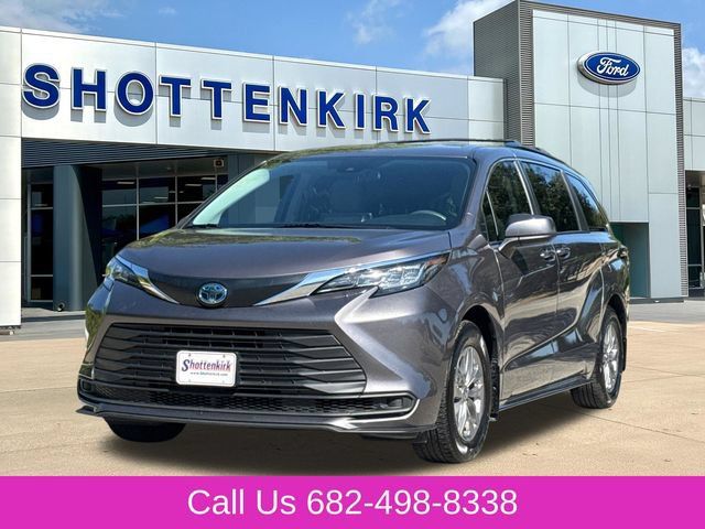 Used 2023 Toyota Sienna LE FWD image 3