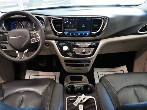 Used 2022 Chrysler Pacifica Touring-L FWD image 40