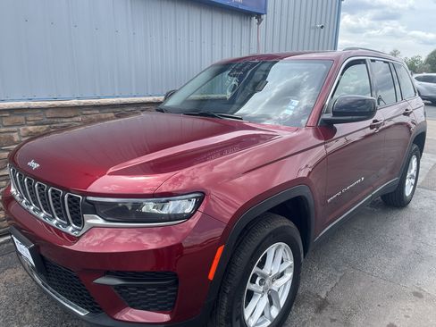 Used 2023 Jeep Grand Cherokee Laredo AWD/4WD image 2