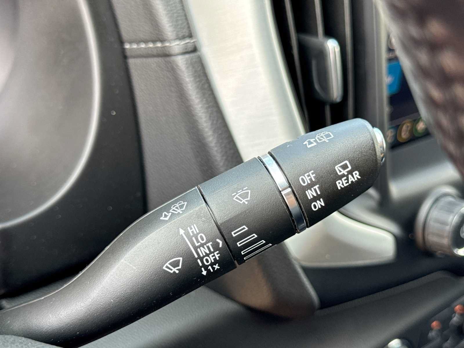 Used 2022 GMC Terrain SLT w/ Tech Package FWD image 24