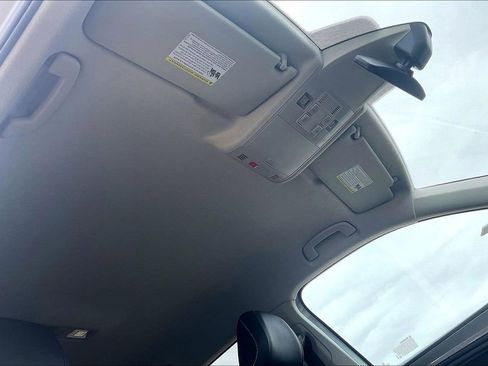 Used 2024 Volkswagen Tiguan SE image 22