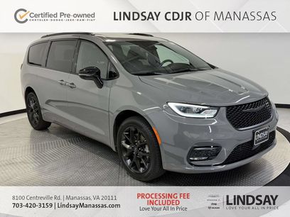 Used 2025 Chrysler Pacifica Limited w/ Uconnect Theater Family Group