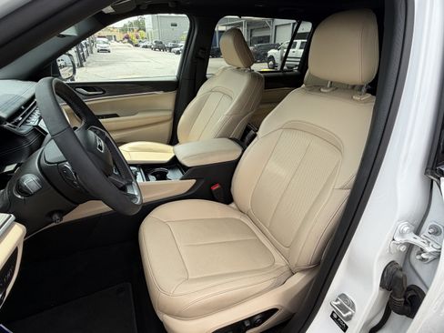 Used 2024 Jeep Grand Cherokee L Limited w/ Luxury Tech Group II RWD image 7