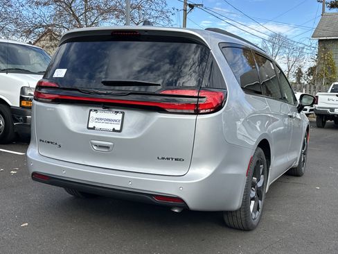 New 2026 Chrysler Pacifica Limited w/ Uconnect Theater Family Group image 18