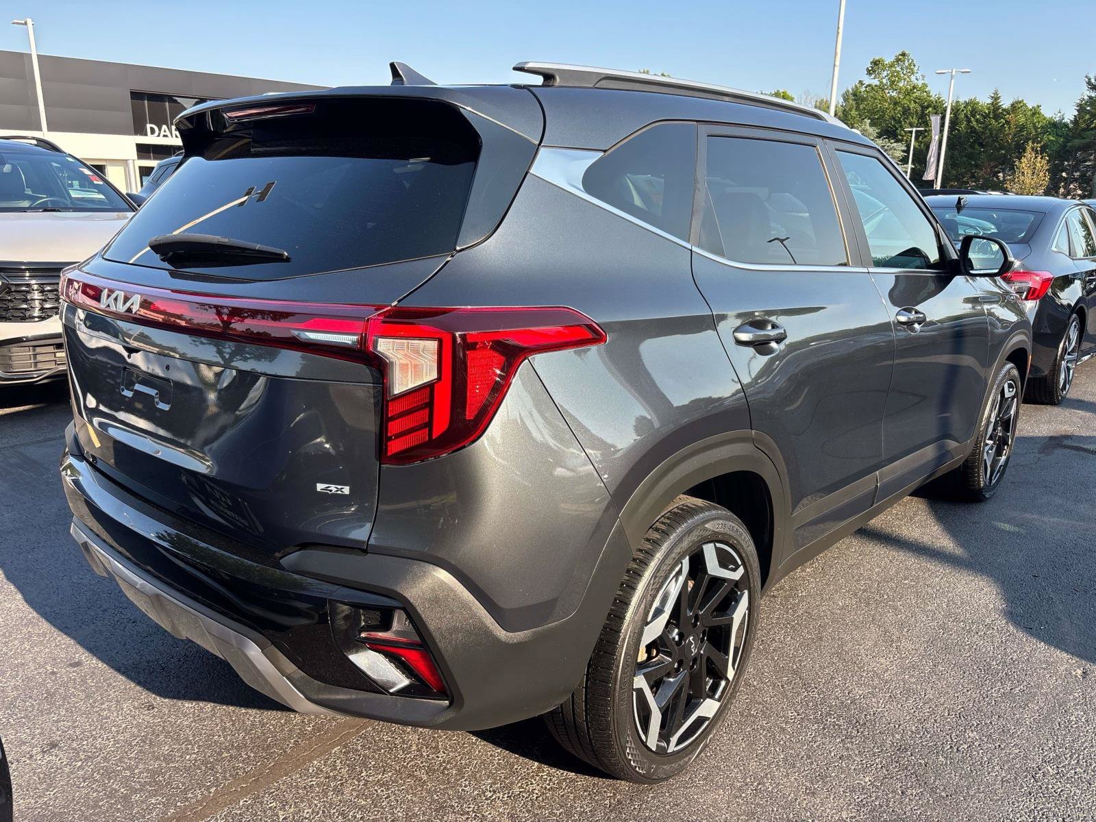 Used 2024 Kia Seltos SX w/ SX Sunroof Package AWD/4WD image 2
