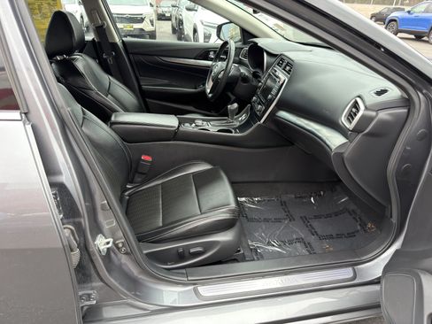 Used 2023 Nissan Maxima SV w/ Floor Mat Group FWD image 10
