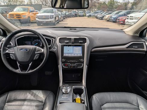 Used 2017 Ford Fusion SE w/ Fusion SE Technology Package image 2