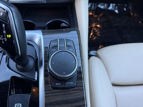 Used 2018 BMW 530i w/ Premium Package image 19